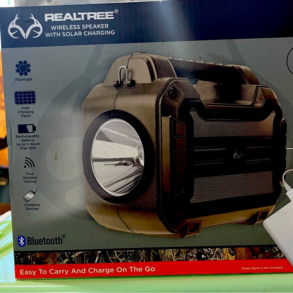 Realtree wireless speaker with solar charging